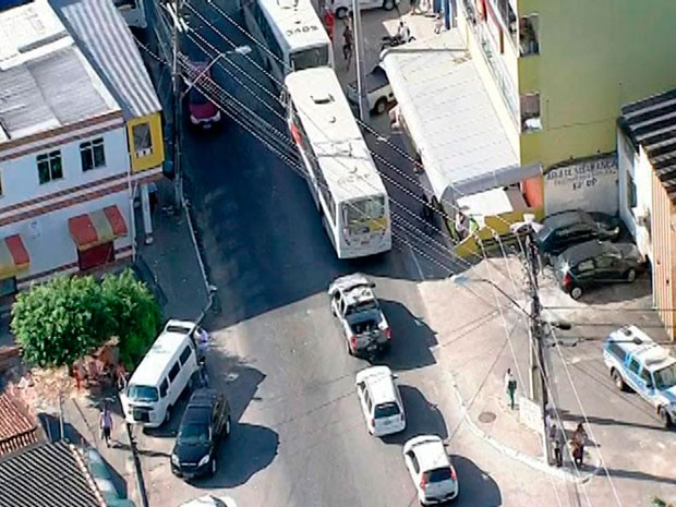 PM escolta primeiros ônibus que saem das garagens em Salvador (Foto: Imagem/TV Bahia)