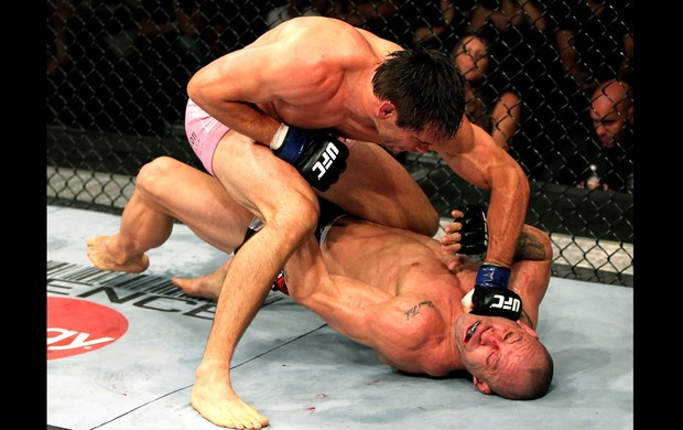 O brasileiro Wanderlei Silva sofre na luta contra Rich Franklin (Foto: Getty Images)