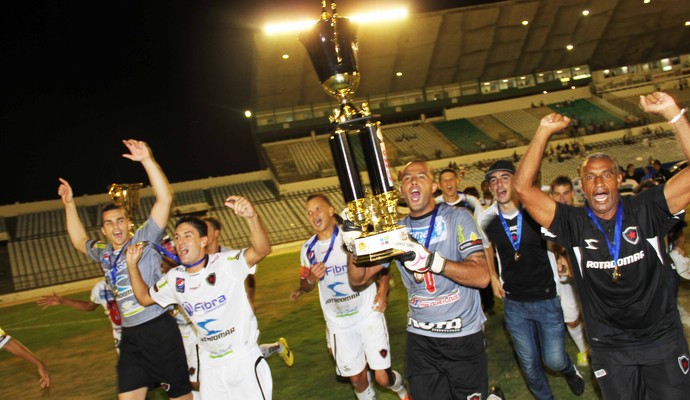 Genivaldo conquista seu primeiro título estadual pelo Botafogo-PB (Foto: Magnus Menezes / Jornal da Paraíba)