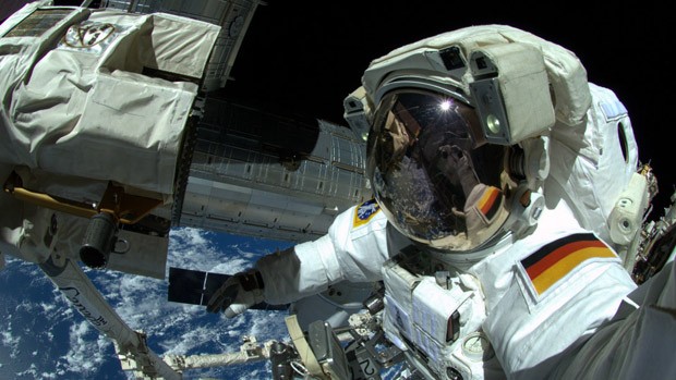 Selfie de Gerst durante caminhada no espaço (Foto: Alexander Gerst/ESA/Nasa) Selfie de Gerst durante caminhada no espaço (Foto: Alexander Gerst/ESA/Nasa)