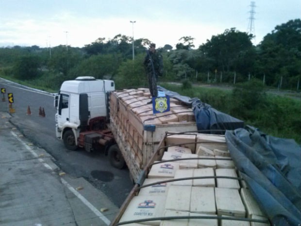 Produto contrabandeado do Paraguai estava em um caminhão bitrem (Foto: Divulgação/PRF)