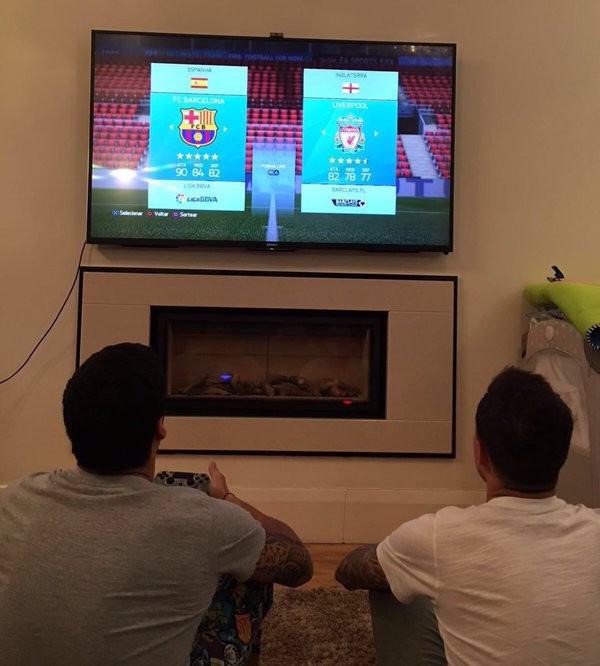 Luis Suárez e Philippe Coutinho jogam videogame Barcelona x Liverpool 