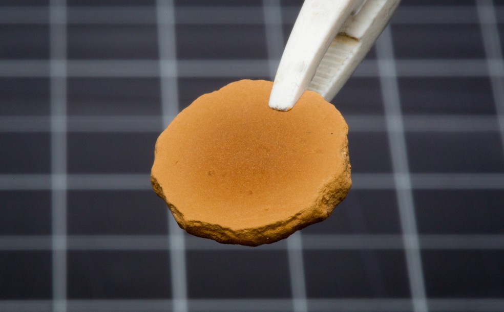 Disco de cerca de 2,5 cm de espessura foi feito com solo marciano compactado e, em seguida, cortado em formato de tijolo; desafio agora é aumentar tamanho de tijolo (Foto:  David Baillot/Material processado por Brian J. Chow e Yu Qiao/Divulgação)