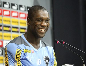 Seedorf na coletiva do Botafogo (Foto: Alexandre Cassiano / Ag. O Globo)