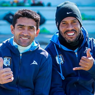 Sinha e Ronaldinho (Foto: Facebook)
