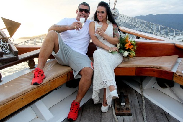 Alexandre e Fabiana Frota brindam em alto mar após o casamento (Foto: Rodrigo dos Anjos/Ag News)