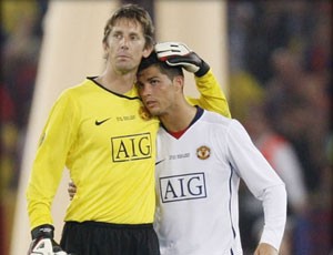 Van der Saar e cristiano Ronaldo no Manchester United (Foto: Divulga&ccedil;&atilde;o)