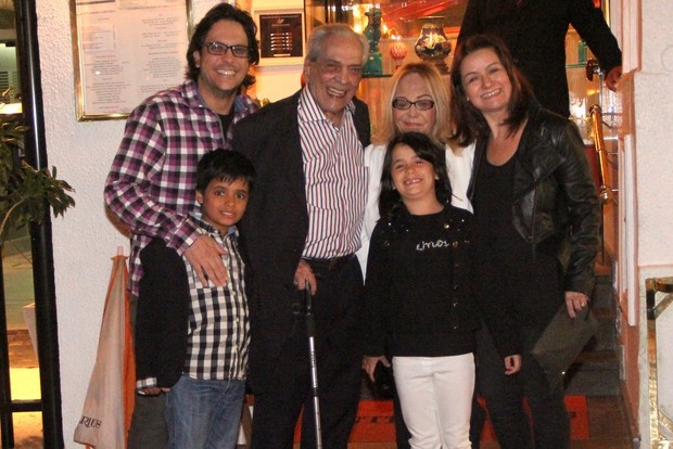 Lúcio Mauro Filho levou o pai e a família para jantar, no Rio de Janeiro (Foto: Rodrigo dos Anjos/Agnews)