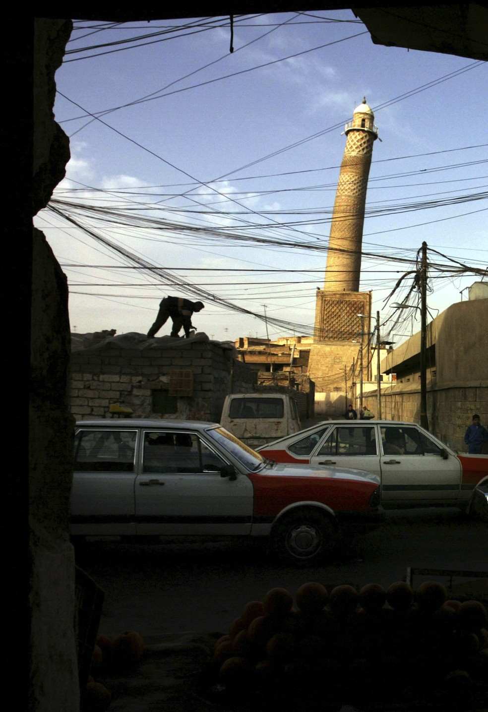 O emblemático minarete inclinado da mesquita da cidade velha de Mossul (Foto: Reuters)