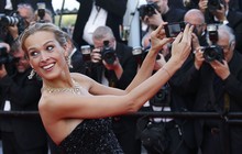 Top Petra Nemcova faz selfie no tapete vermelho do Festival de Cannes