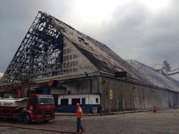 Terminal ficou completamente destruído por causa do fogo (Foto: Mariane Rossi / G1)
