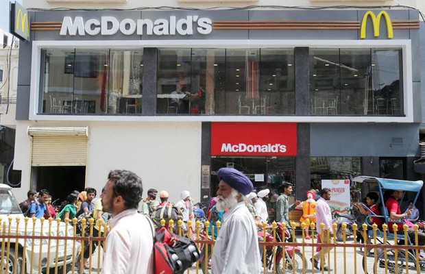 O primeiro restaurante vegetariano do McDonald's fica perto ao Templo de Ouro, na Índia (Foto: EFE/EPA/RAMINDER PAL SINGH)