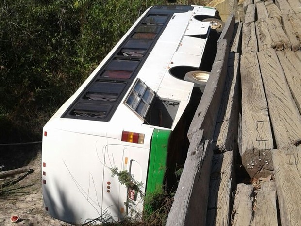 Católicos ficaram feridos após ônibus cair de ponte no sul do Tocantins (Foto: Divulgação)