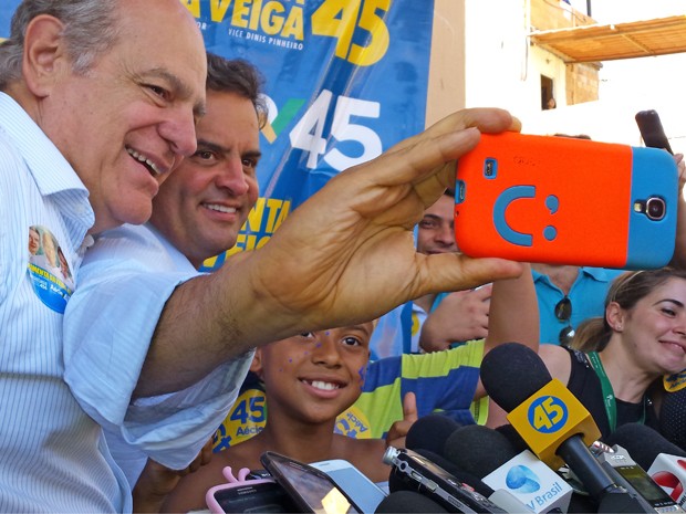 Aécio Neves faz selfie durante evento de campanha em comunidade de Belo Horizonte (Foto: Raquel Freitas / G1)