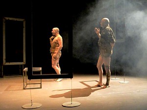 Cena de "Quarteto", do Teatro Nu, da Bahia; peça é atração no Cena Contemporânea, no DF (Foto: Leonardo Pastor/Divulgação) Cena de "Quarteto", do Teatro Nu, da Bahia; peça é atração no Cena Contemporânea, no DF (Foto: Leonardo Pastor/Divulgação)