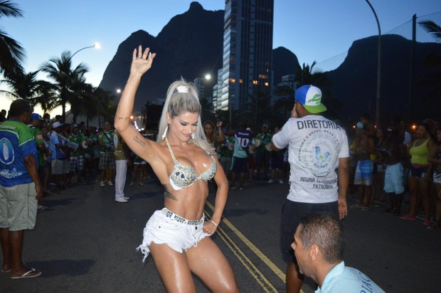 Janaina Santucci em último ensaio da Rocinha na praia de São Conrado  (Foto: Divulgação)
