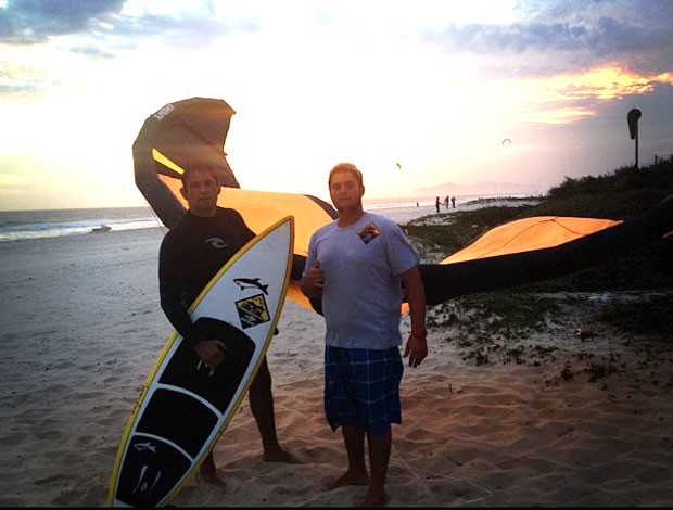 Minotauro pratica kitesurfe (Foto: Reprodução / Instagram)
