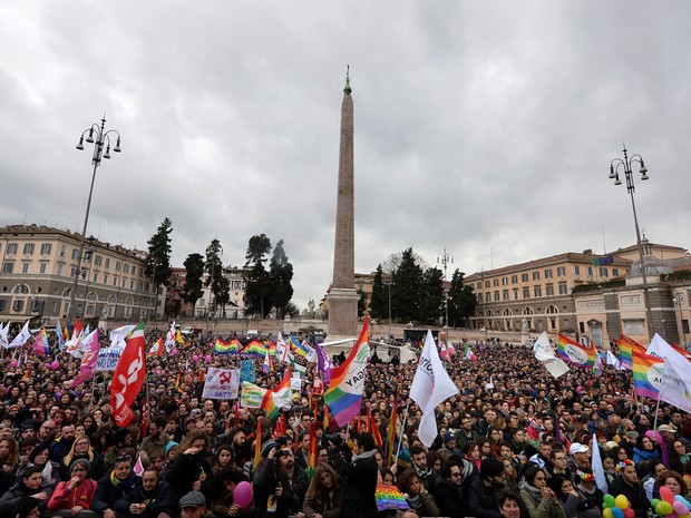 Manifestantes se reúnem na Praça do Povo de Roma para reivindicar mais direitos para homossexuais (Foto: Tiziana Fabi / AFP)