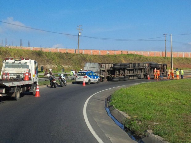 G Carreta Carga De A Car Tomba E Interdita Acesso Via