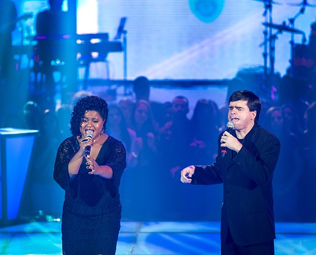 O dueto faz o público se levantar e também emociona os técnicos (Foto: Isabella Pinheiro/Gshow)