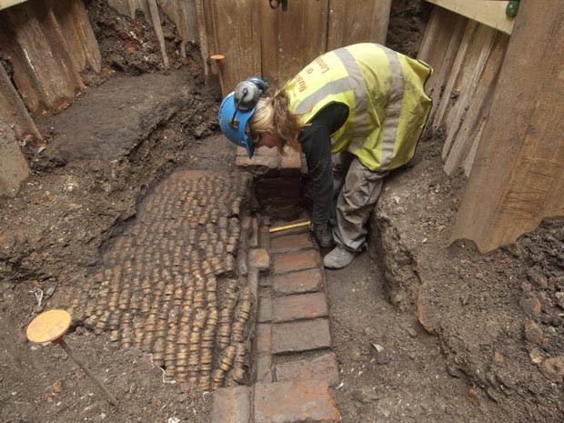 Escavações encontraram um dos primeiros teatros usados por Shakespeare (Foto: AP Photo/Museum of London Archaeology)