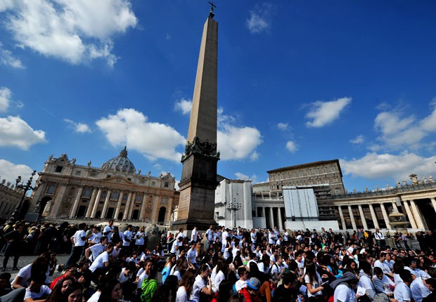 Fieis se reúnem neste domingo (3) na Praça de São Pedro, no Vaticano; foi um domingo atípico, sem a tradicional hora do Angelus (Foto: AFP)