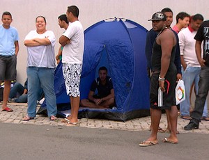 fila para comprar ingresso para bahia x corinthians (Foto: Imagens/TV Bahia)