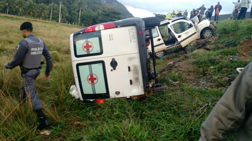  Acidente grave entre duas ambulâncias, ônibus e carreta em Guarapari  (Foto: APP TV Gazeta)