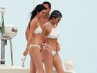 Kylie e Kendall Jenner mostram curvas em passeio de iate com amigos