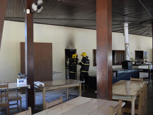 Bombeiros foram chamados e conseguiram controlar chamas (Foto: Jeferson Carlos/ G1)