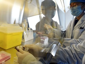 Cientistas analisam o vírus H7N9 em Pequim (Foto: Reuters/Stringer)