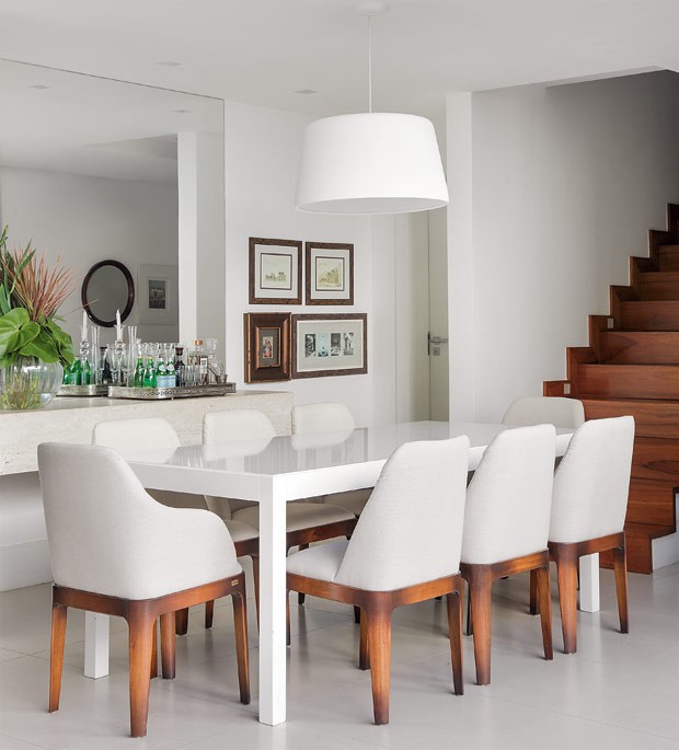 Sala-de-jantar-mesa-laca-branca-cadeiras-escada-ipe (Foto: MCA Estúdio/Divulgação)