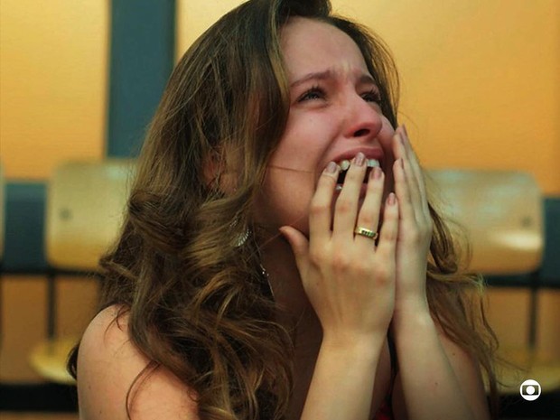 Amanda de Godoi em cena da morte do personagem Filipe (Foto: Reprodução/TV Globo)