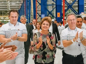 A presidente Dilma Rousseff, durante visita a fábrica de automóveis inaugurada em Pernambuco (Foto: Roberto Stuckert Filho/PR)