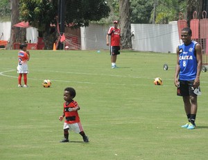 Elias e filho treino Flamengo (Foto: Cahê Mota)