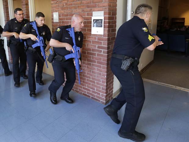 Policiais participam de demonstração de sistema que detecta atirador em escolas nesta terça-feira (11) em Methuen (Foto: AP Photo/Charles Krupa)