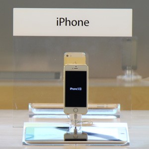 Vendas do iPhone 5S começam nesta sexta-feira (20) em nove países, e aparelho já visto exposto em loja em Sydney (Foto: Arquivo pessoal)