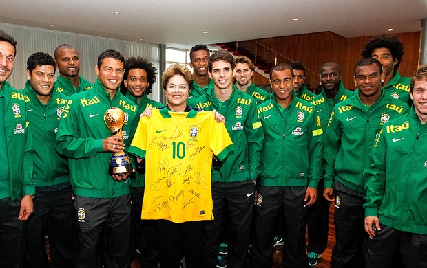 Dilma com a seleção Brasileira (Foto: Roberto Stuckert Filho / PR / Divulgação)