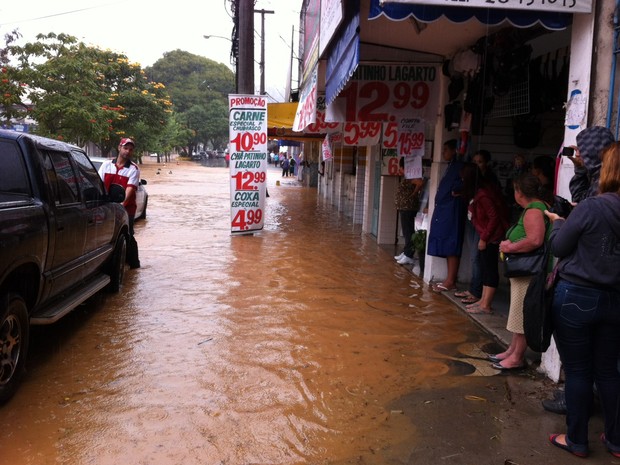 Rua do centro de Teresópolis completamente alagada após a chuva deste sábado (23) (Foto: Tássim Thum/G1 Rio)