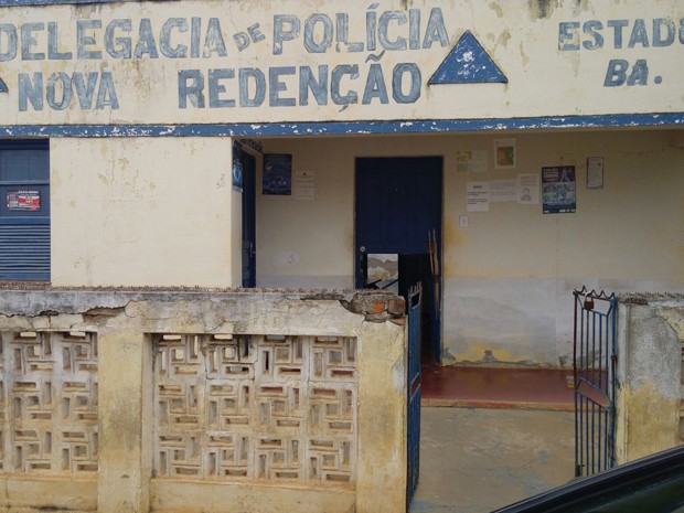 Portas da delegacia ficaram destruídas após ação. (Foto: Edivaldo Braga/blogbraga)
