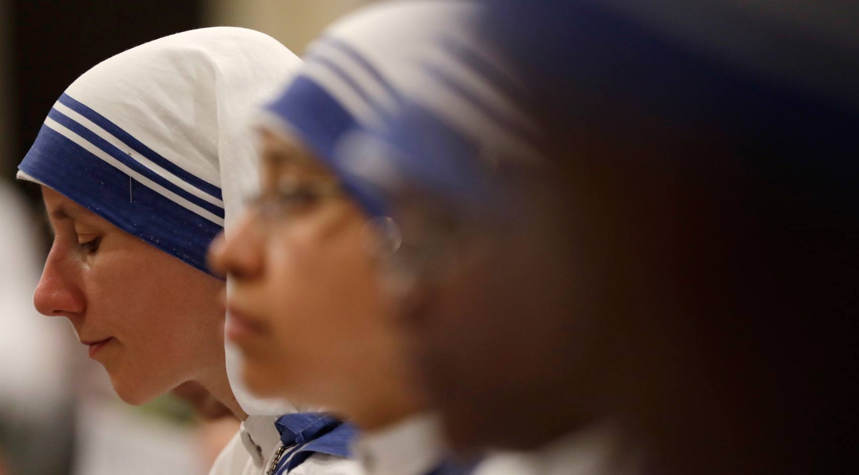 Freiras da ordem de Madre Teresa fazem vigília nesta sexta feira à espera da canonização no Vaticano (Foto: Gregorio Borgia/AP)