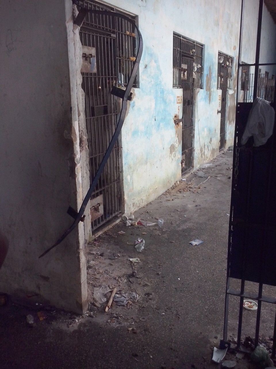 Celas e grades foram destruídas pelos presos (Foto: Divulgação/Sinpoljuspi)