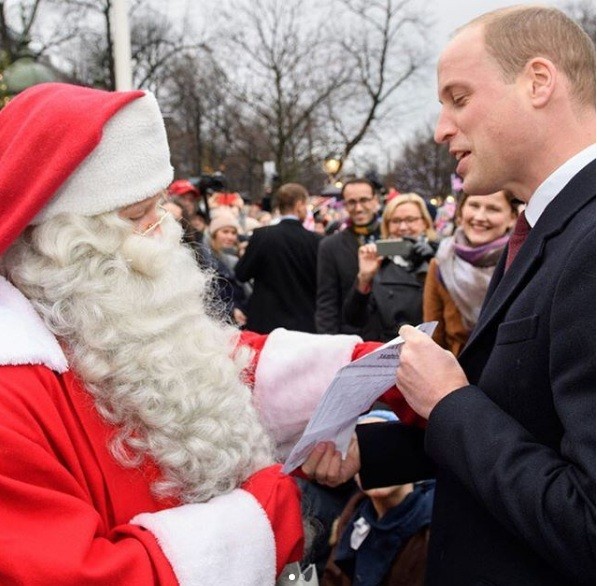 Príncipe William entrega carta de George ao Papai Noel (Foto: Reprodução Instagram / People)