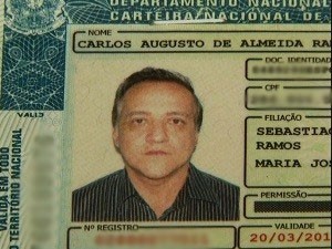 Carlos Cachoeira tem carteira de habilitação apreendida após blitz, em GO (Foto: Reprodução/ TV Anhanguera)