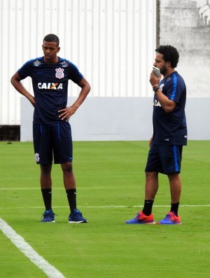 Carlinhos corre em campo e avança em recuperação de cirurgia no Timão