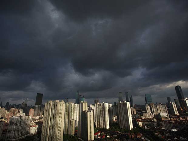 Tufão Haikui leva nuvens escuras ao céu de Xangai. (Foto: Aly Song / Reuters)