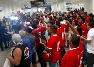Torcida do Vila Nova recepciona o time no aeroporto (Foto: Comunicação/Vila Nova)