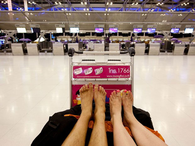 Foto do projeto Feet First, de Tom Robinson, em aeroporto na Tailândia (Foto: Divulgação/Tom Robinson)