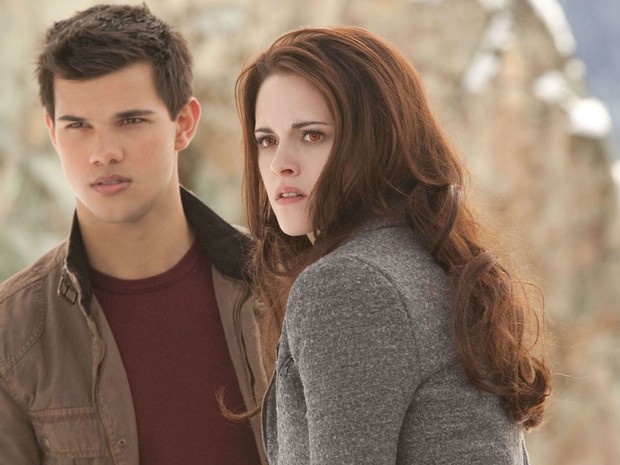 'Amanhecer – Parte 1' (2011) – o lobisomem Jacob (Taylor Lautner) e Bella (Kristen Stewart)  (Foto: Divulgação) 'Amanhecer – Parte 1' (2011) – o lobisomem Jacob (Taylor Lautner) e Bella (Kristen Stewart)  (Foto: Divulgação)