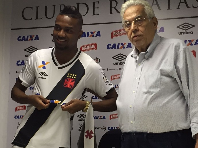 Kelvin é apresentado por Eurico Mirando (Foto: Thiago Lima/GloboEsporte.com) Kelvin é apresentado por Eurico Mirando (Foto: Thiago Lima/GloboEsporte.com)